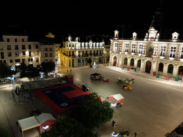 la-place-d-armes-de-poitiers-d-en-haut-un-fl-neur-poitiers