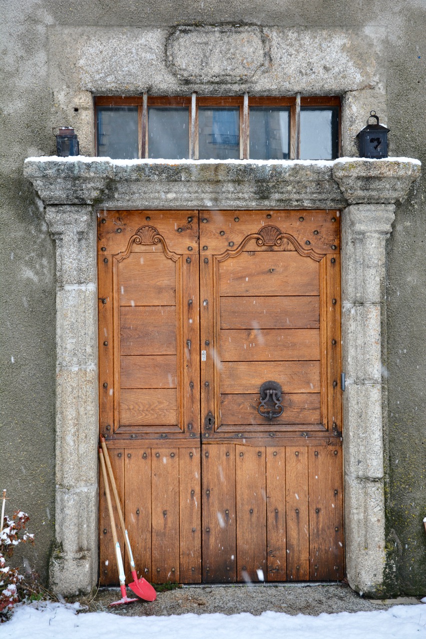 Une porte de Sainte Urcize dans le Cantal